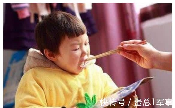 大人饭|孩子几岁可以吃大人饭？除了知道这一点，还要多注意三个方面