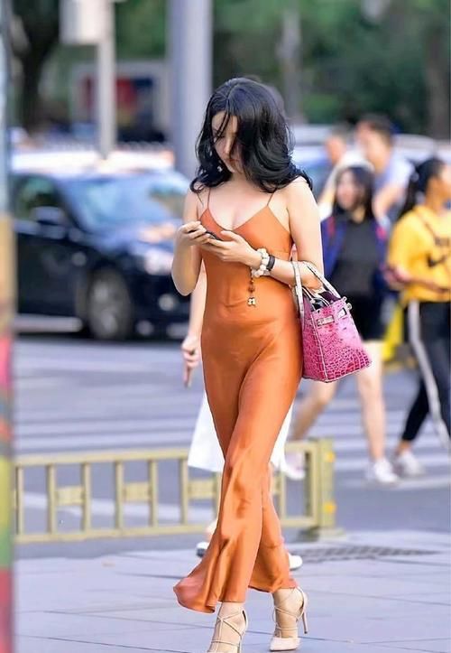 连衣裙 贴身提臀的连衣裙，才能造型美感进阶，裁剪独特