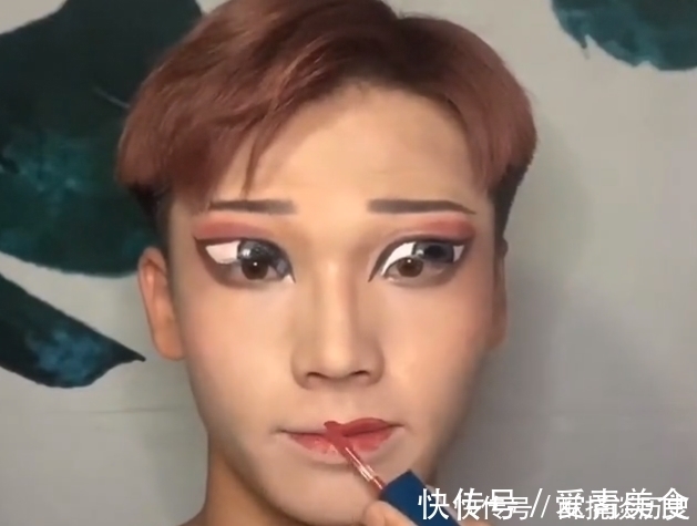 小白|小哥哥仿妆“白蛇缘起小白”,开局:洗洗睡吧,成品:这是COS吧?