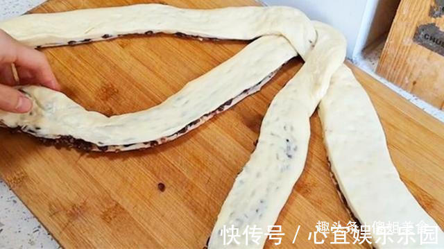 真好吃|1碗面粉2个鸡蛋，教你做懒人面包，不加一滴水，松软香甜真好吃