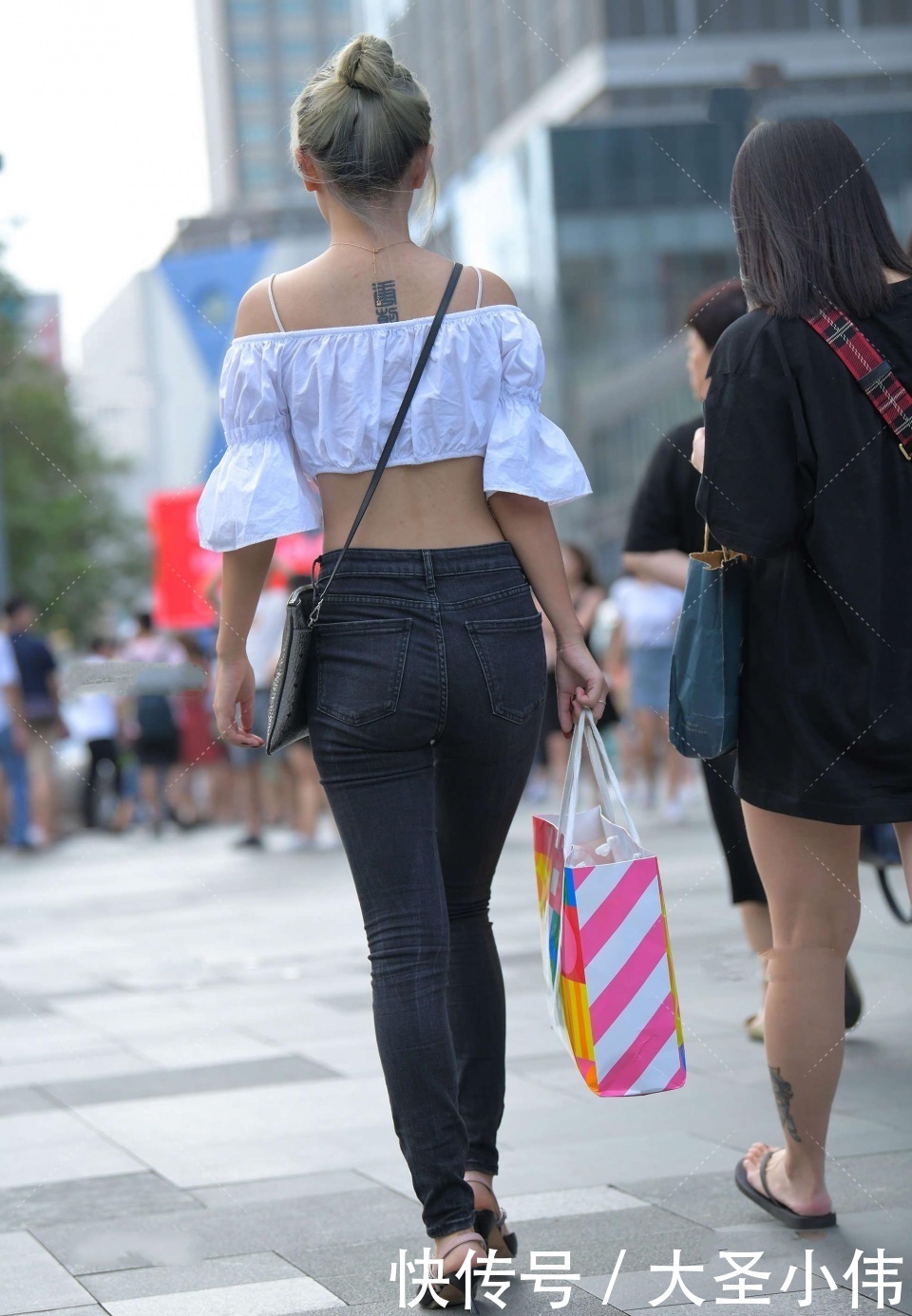 厅堂|美女街拍：美女一看就不是普通人，这是谁家的“公主”，上得厅堂下得厨房