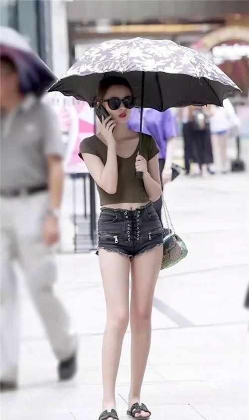 小姐姐|街拍小姐姐穿一件“绑带裤”,搭配军绿衫显得肤白貌美