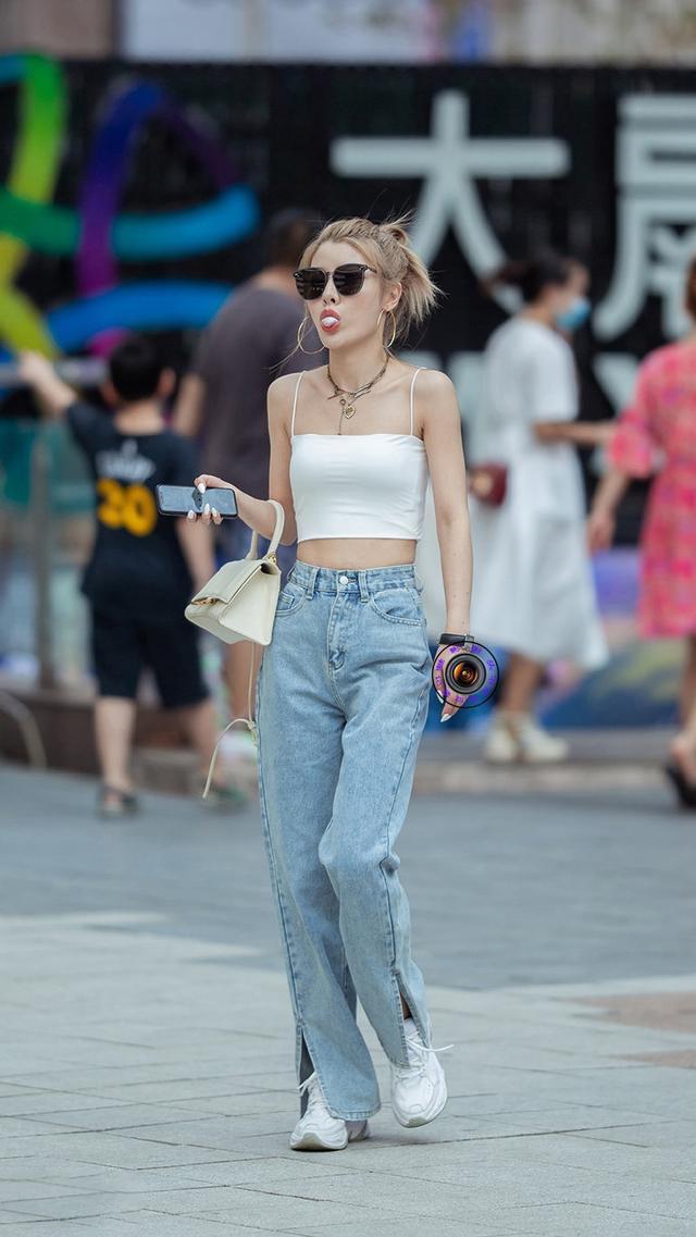 牛仔裤|美女街拍:白色露肩小背心,美丽大方,骨感迷人
