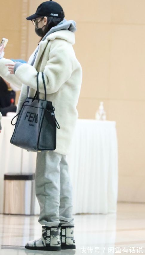 搭配 穿靴子别总配小脚裤,现在流行配“松松裤”,遮肉显瘦明星都上头