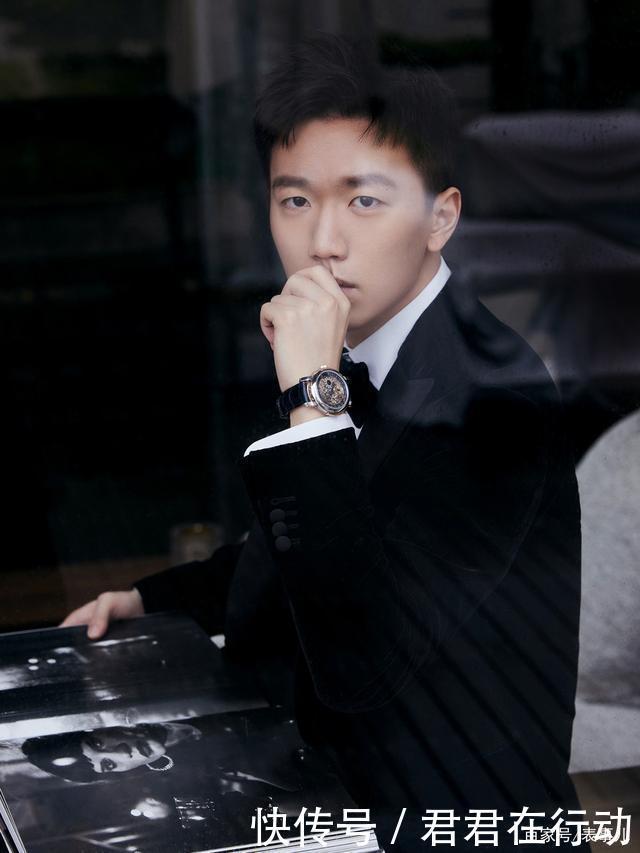 张康阳戴了什么表400万的百达翡丽，而且是镂空三问万年历！