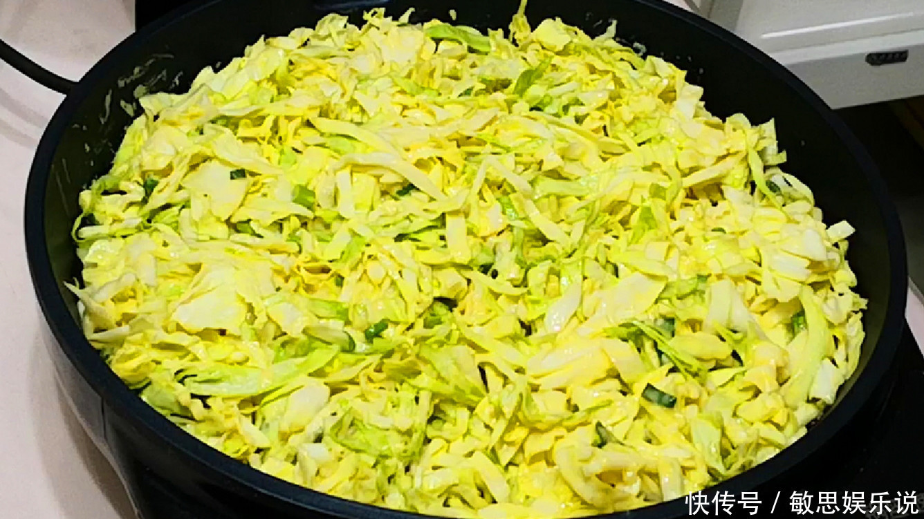 鸡蛋|夏天,包菜别再炒着吃,加2个鸡蛋,出锅比肉还香,上桌瞬间扫光