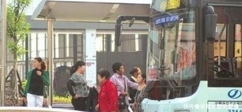 因酒而闻名的城市,城市名都和酒有关,出行只能坐大巴和飞机