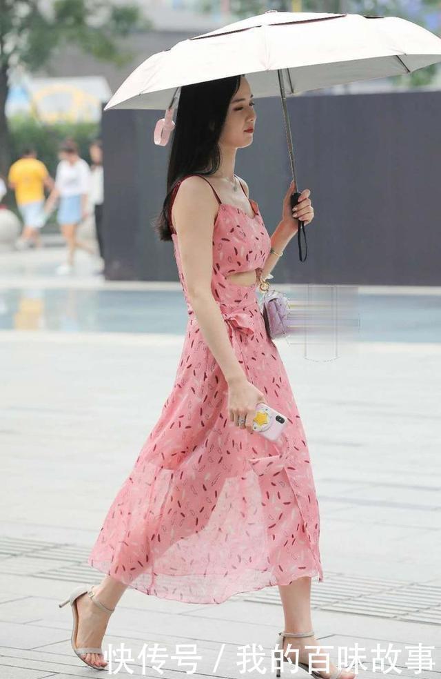 粉色花花长裙搭配银色高跟鞋,简约时尚,气质俱佳