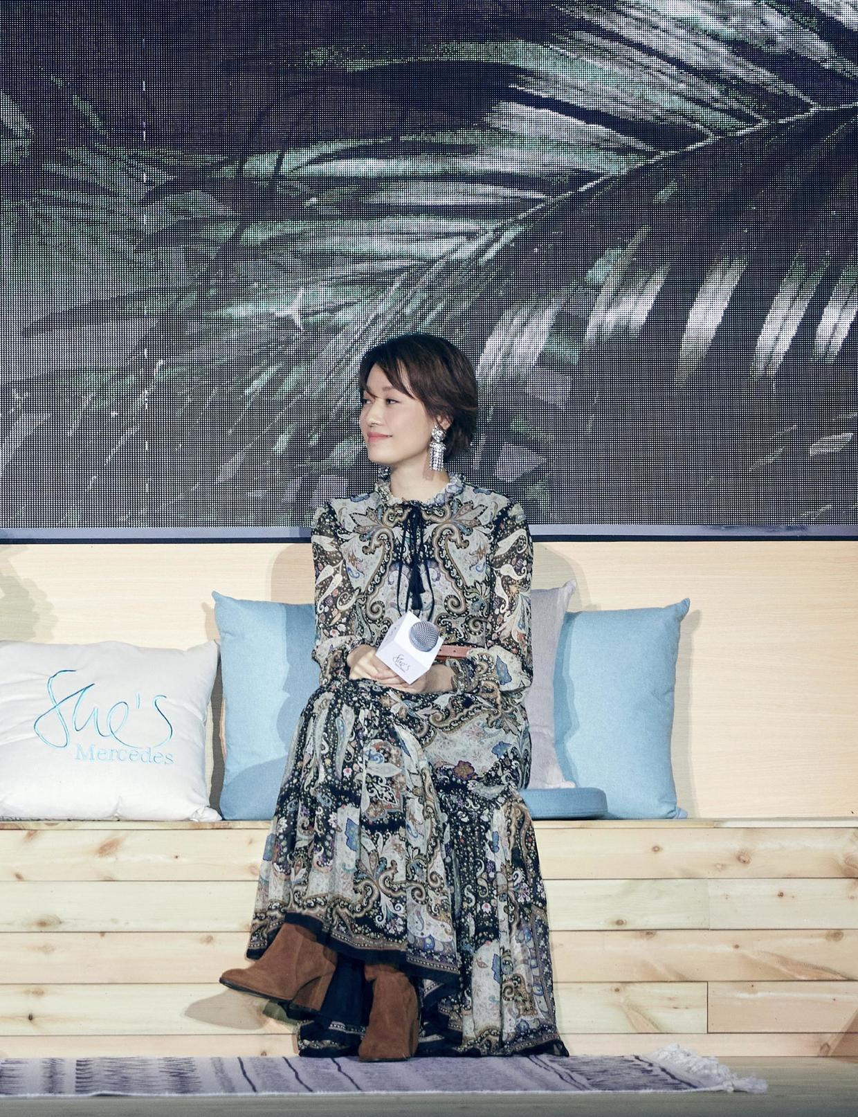 都说“马伊琍”很有气质,原来是很会穿,针织毛衣搭半身裙超时髦