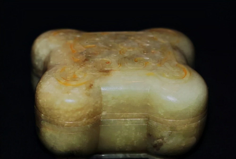 西周墓#北窑的西周墓发现玉牛,它身上有四个谜样孔洞,究竟是干什么用的