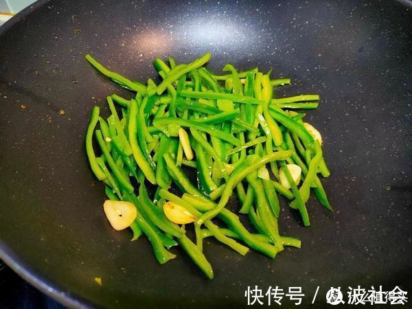 滑肉丝|炒肉丝不嫩不入味还粘锅？大厨教你“三个妙招”，嫩滑入味不粘锅