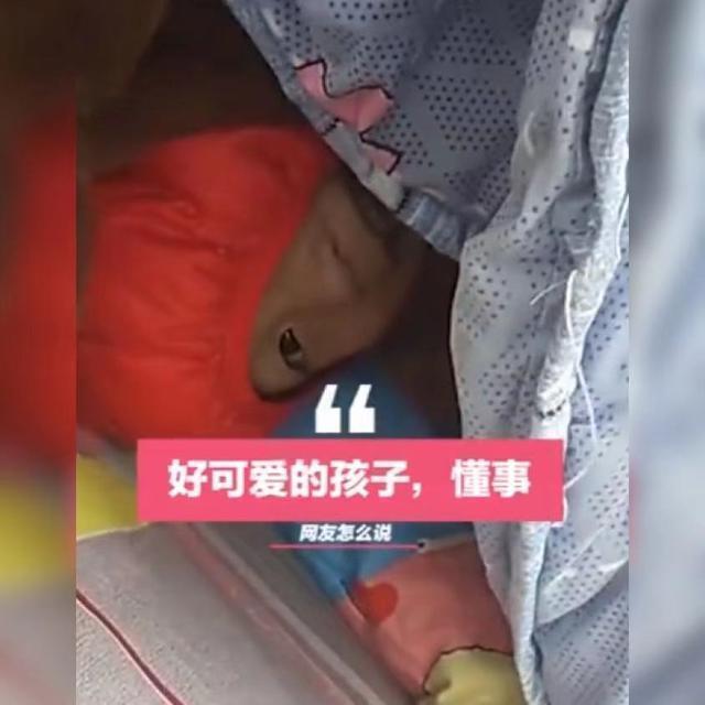 寒风|小男孩寒风中裹棉被陪妈妈卖糖葫芦惹人走红,网友:妈妈陪就幸福