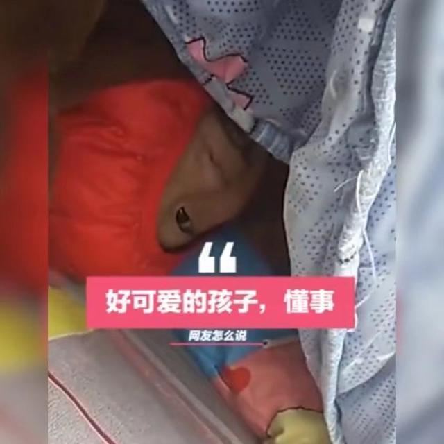 寒风|小男孩寒风中裹棉被陪妈妈卖糖葫芦惹人走红，网友：妈妈陪就幸福