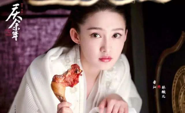 唐艺昕|李沁挽张若昀胳膊上热搜,女演员为了避嫌也需“礼仪手”吗