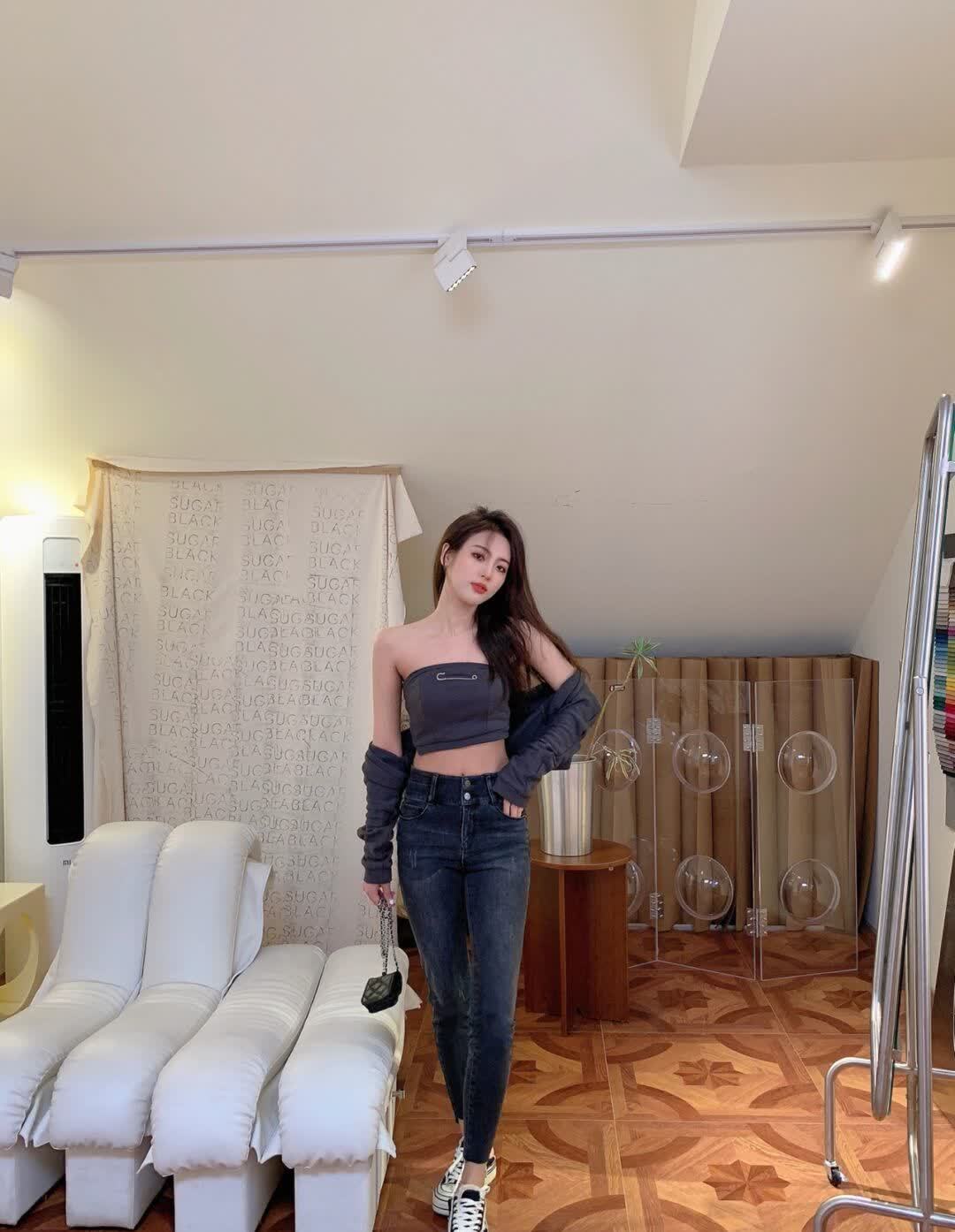 牛仔裤 欧尼拍写真, 牛仔裤拍紧身背心, 颜值绝了