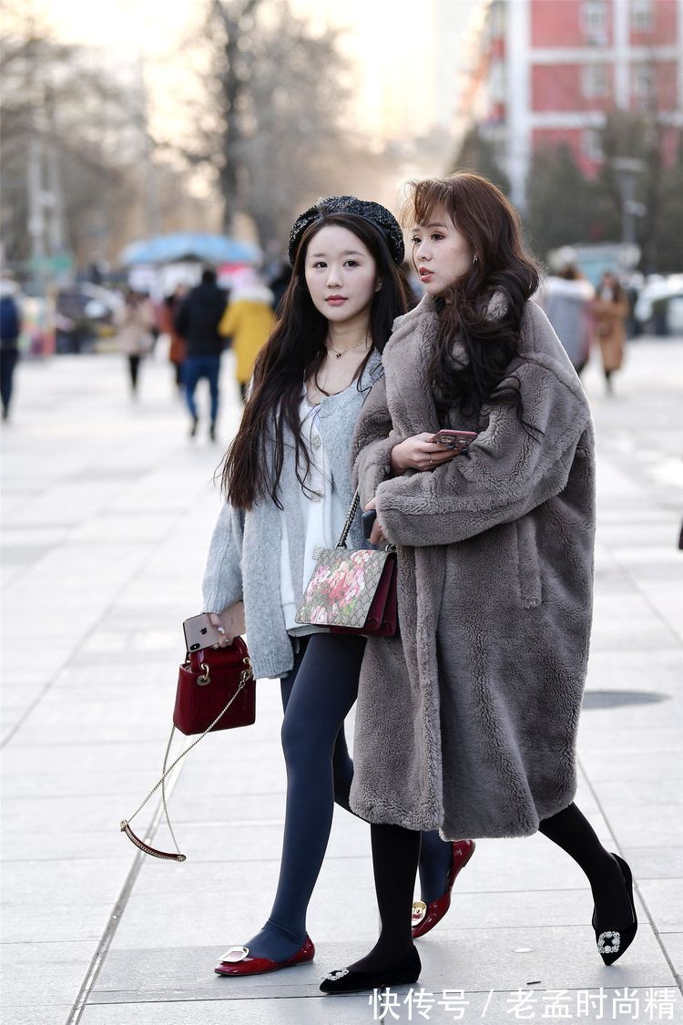 工装鞋|街拍:闺蜜有互相衬托的感觉,短裙配长靴和长裙配短靴,非常时尚