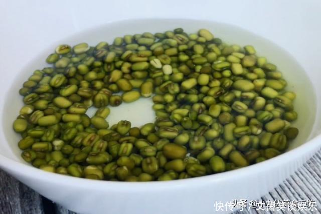 想喝绿豆汤不用等,教你一个诀窍,3分钟绿豆煮开花,好喝又起沙