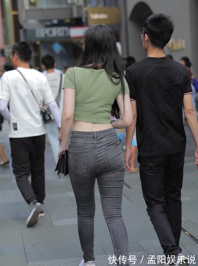 打底裤 绿色露脐短袖上衣搭配黑色打底裤,时尚搭配,阳光清新有活力