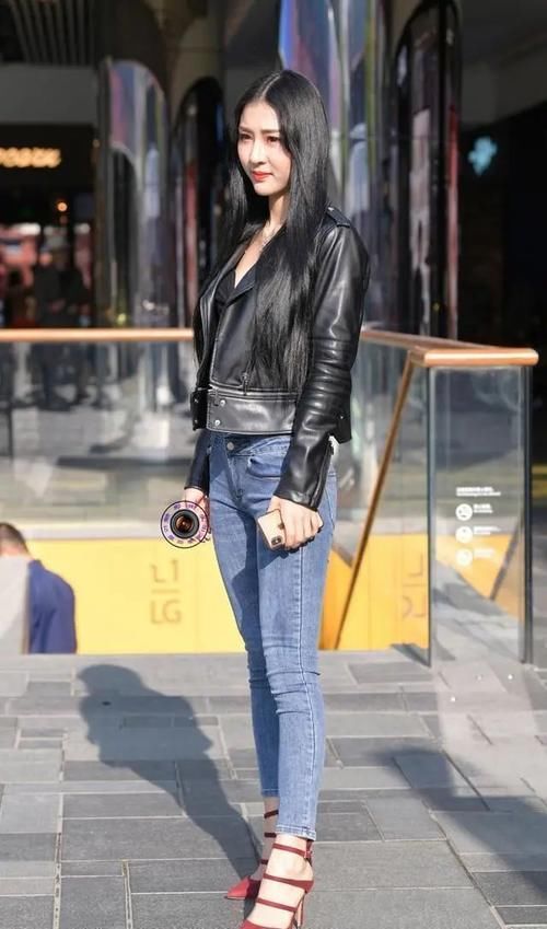 时尚|牛仔打底裤搭配时尚绿色上衣,打造整体风格,让人感觉很舒服