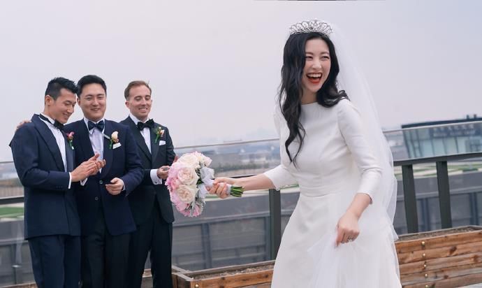 演员朱珠结婚,晒婚礼现场照!老公清华老师二人牵手笑得超甜