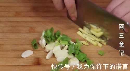 茄子加土豆一起做,实在太好吃了,出锅比肉还香,天天吃都不腻
