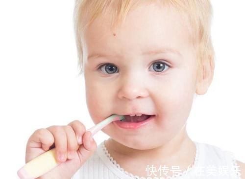 牙齿|8岁男童长出“双排牙”,被拔掉时疼哭了,得知原因后奶奶崩溃