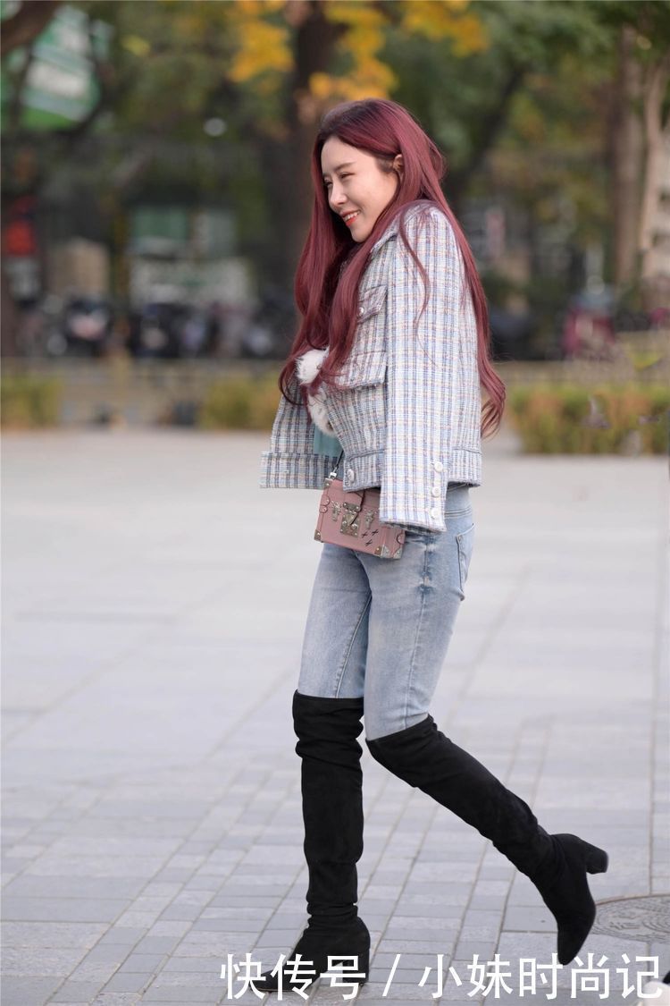 街拍:冬天搭配黑色的丝袜, 薄厚的款式不同, 会展现出不一样的时尚感觉