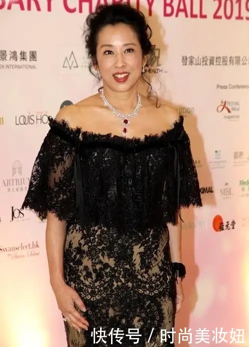 朱玲玲真不把自己当“豪门”，穿无袖连衣裙配蛇皮包，简约又优雅