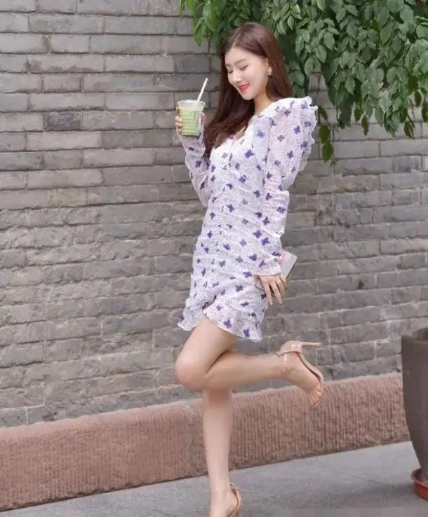 白色印花连衣裙一种清新脱俗的美,一双大长腿才是最养眼的地方