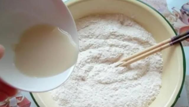 发面时别只会用白糖酵母,多加一点“它”10分钟就能发满盆
