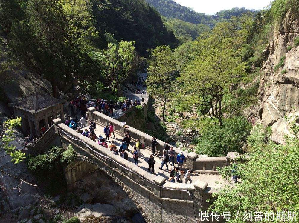 泰山顶曾有“雨于云海”石刻，现代消失不见，它有可能藏在这里