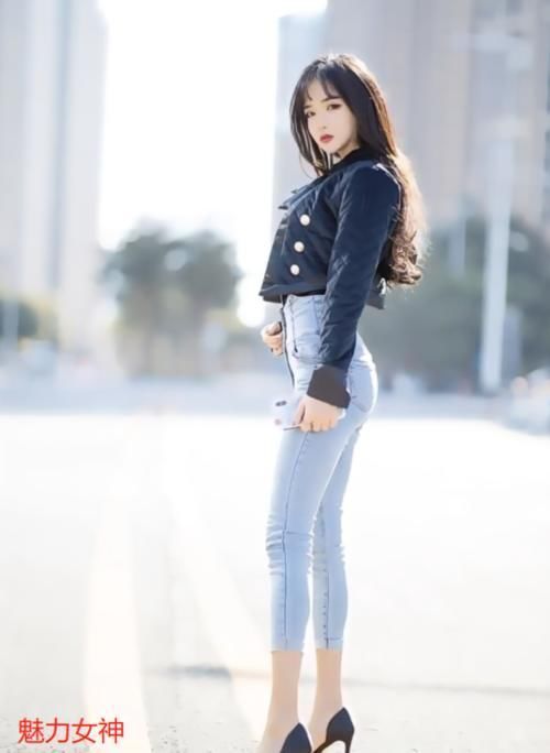 街拍小姐姐一双高跟鞋搭配修身牛仔裤,尽显满满的“御姐范”