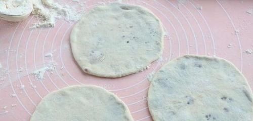 72岁外婆的烙饼秘方，只需注意“这2点”，外酥里软，凉了也不硬