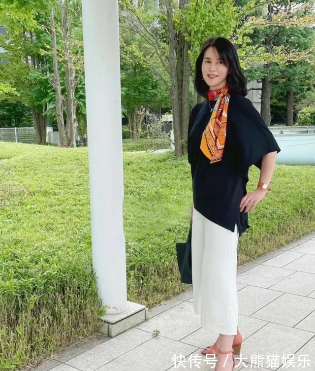 裤装 四五十岁的女人，别只会穿黑裤子！学日本主妇这样，优雅又洋气！