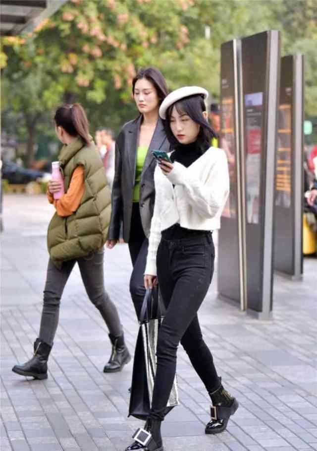 年轻有活力的牛仔裤，简洁大方很有气质，让你展现美丽