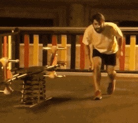 |搞笑GIF：妹子这恩爱秀的，真是让人措手不及啊