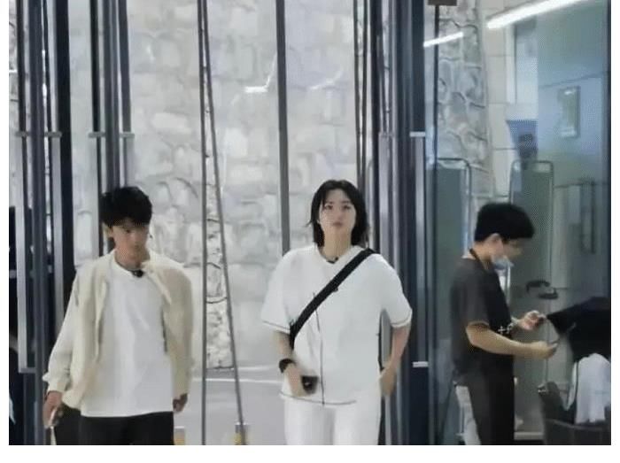 路透社|《中餐厅5》路透:丁真姚安娜去超市购物,姚安娜被是素人气质!