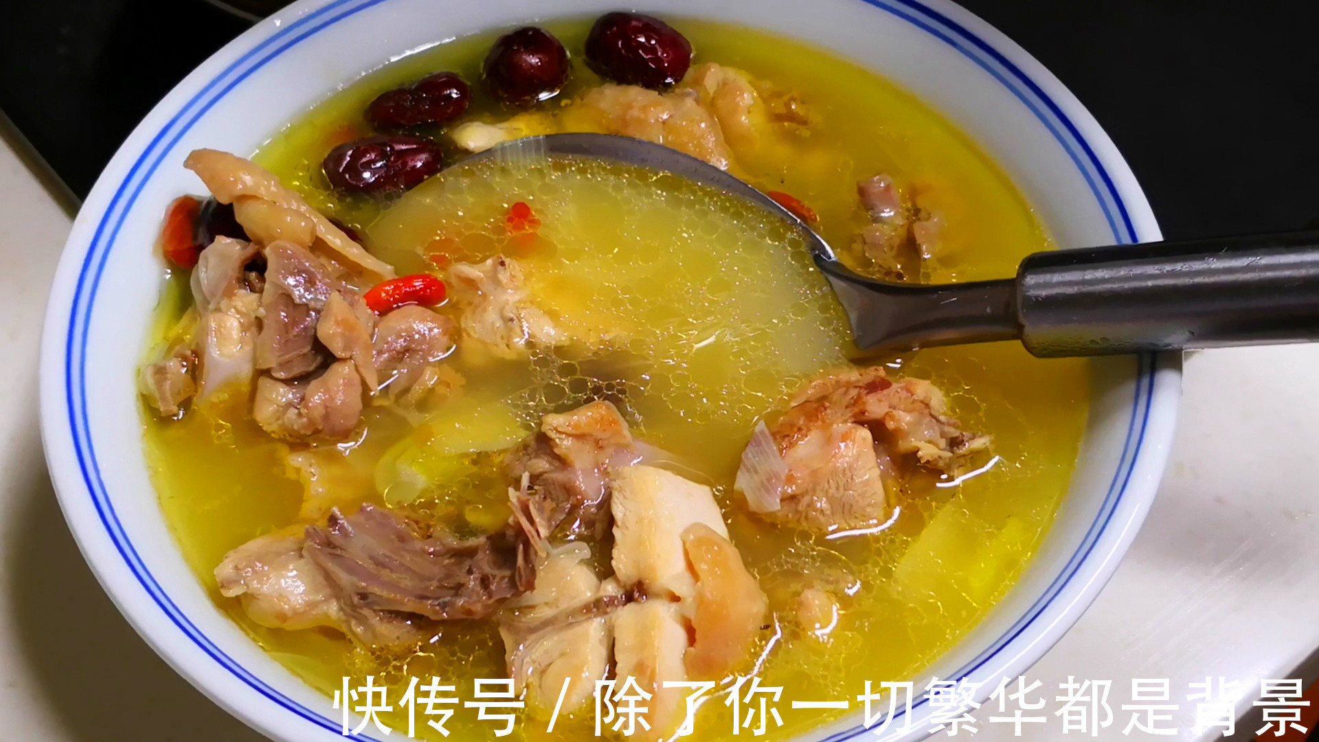 炖鸡汤时,直接下锅煮就废了,教你正确做法,鸡汤鲜美无腥味,香