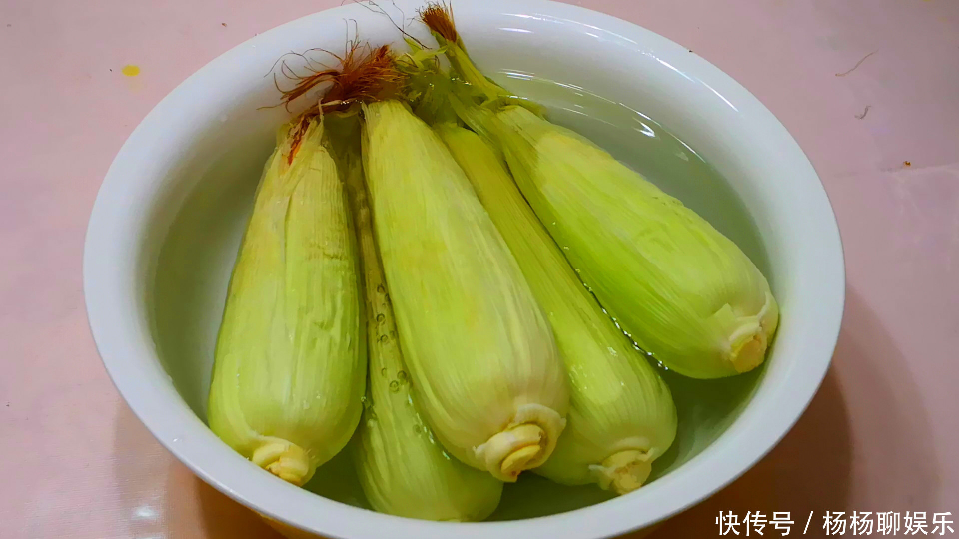 清水|煮玉米时，不要只用清水煮，多加这2样，煮出来的玉米软糯又香甜