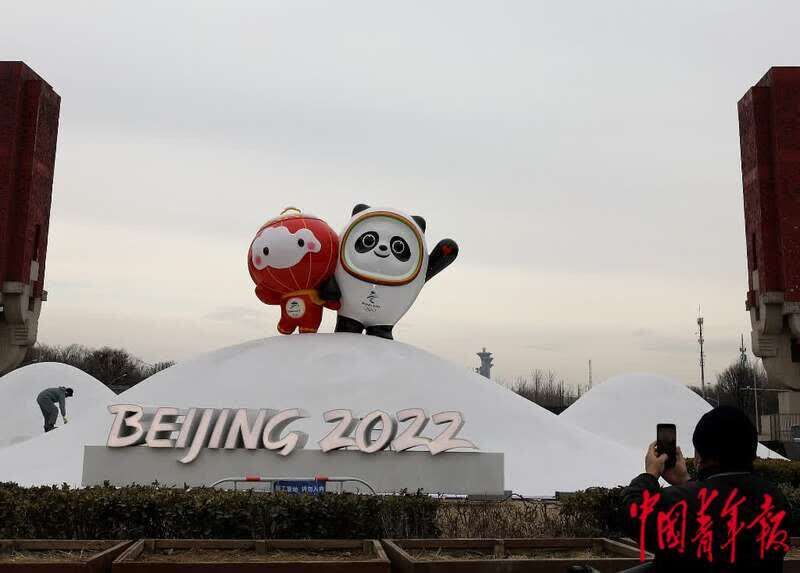 北京冬奥会|“冰墩墩”“雪容融”扮靓北京街头