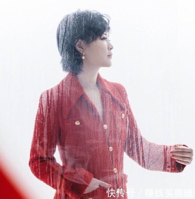 穿搭|杜华也拍时尚画报了!短发+红裙高级又干练,皮肤保养得相当不错!