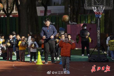 幼儿园|看看幼儿园男老师如何带娃