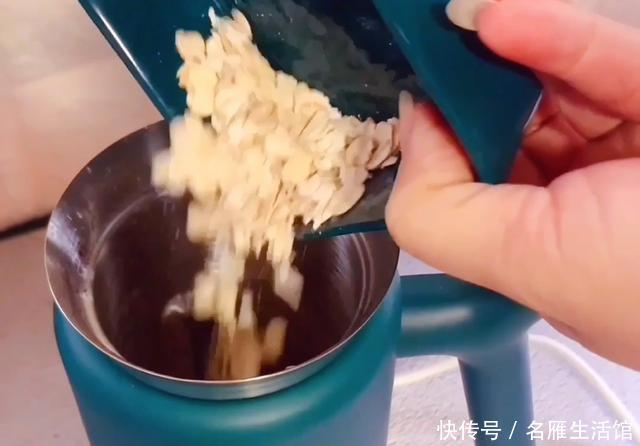  豆浆|家人的早餐我从不马虎，用燕麦和紫薯打成豆浆，好喝又营养