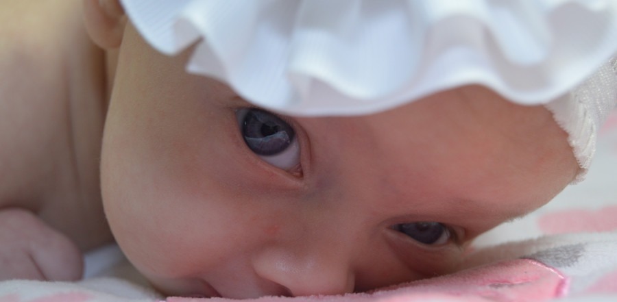 站立|妈妈故意拿走宝宝被子,结果萌娃发脾气了,奶凶奶凶的好可爱