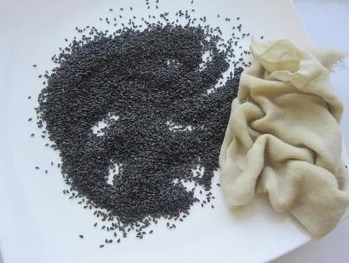 它被叫做“乌发剂”,很多人吃它来乌发,却不知吃多了会秃头