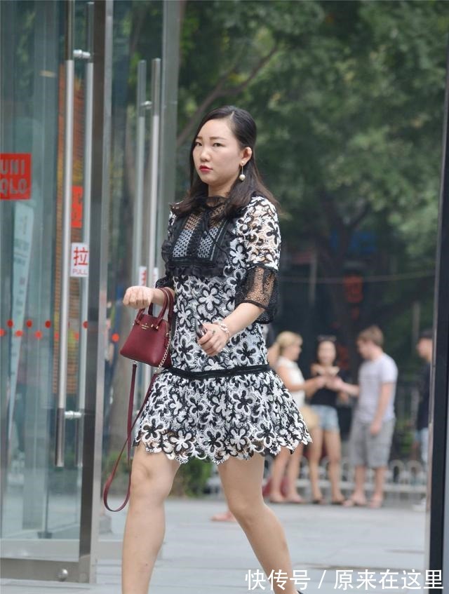 搭配|尖头细跟鞋搭配黑白色连衣裙，不挑身材的搭配，穿出高挑的效果！