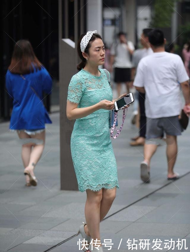 连衣裙|靓丽薄荷绿连衣裙,似湖畔中的小荷,楚楚动人