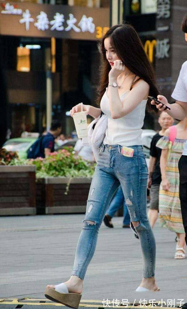 太阳镜 牛仔裤休闲又不失气质,搭配时髦的背心,绽放不一样的魅力