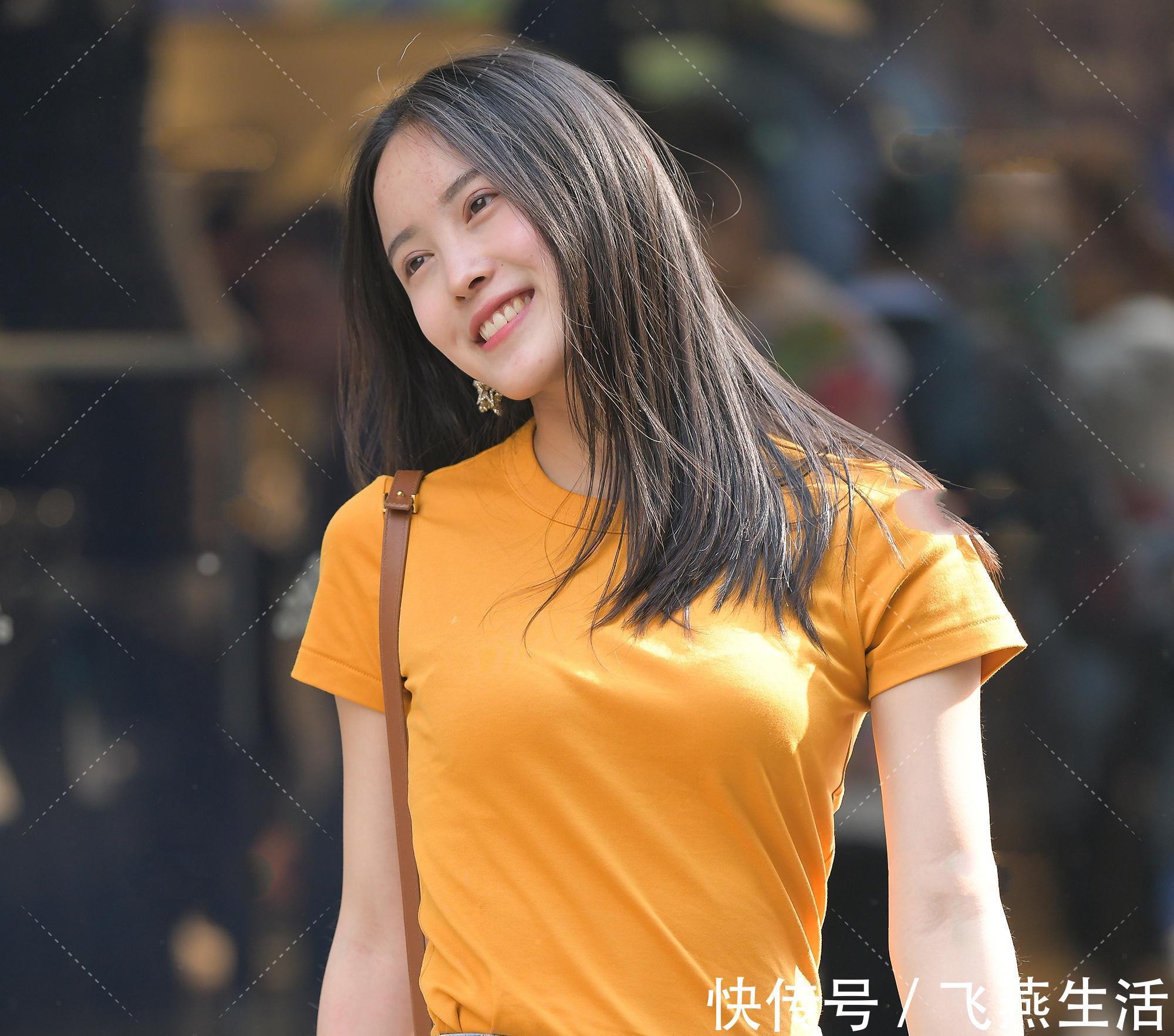 浅色|橘黄色修身短T搭配浅色牛仔裤，青春活泼，满满的校园风