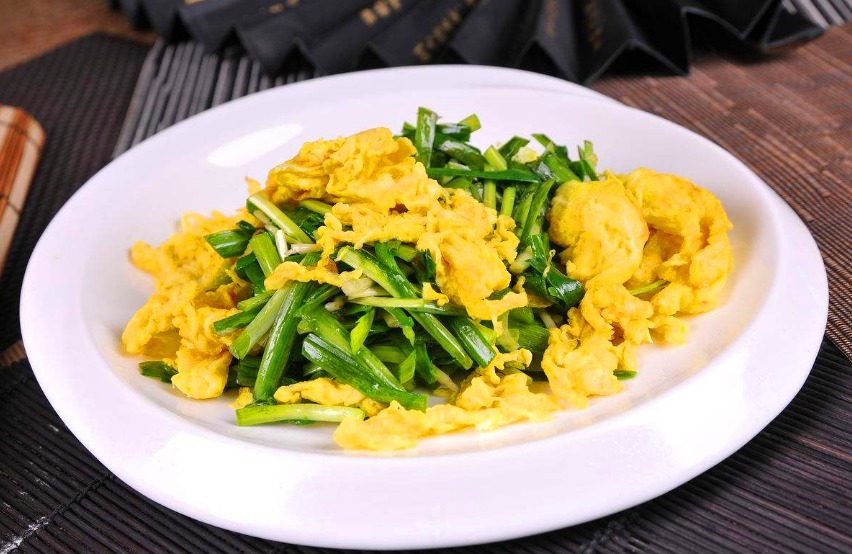 做韭菜炒蛋时,千万不要直接炒蛋!多加这1步,鸡蛋更嫩韭菜更绿